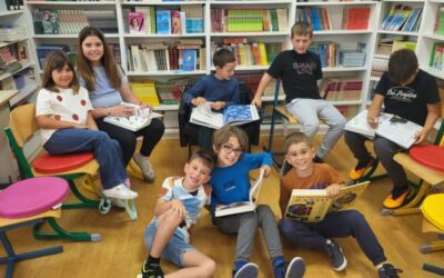 Učenici PŠ Račišće u školskoj knjižnici OŠ Petra Kanavelića