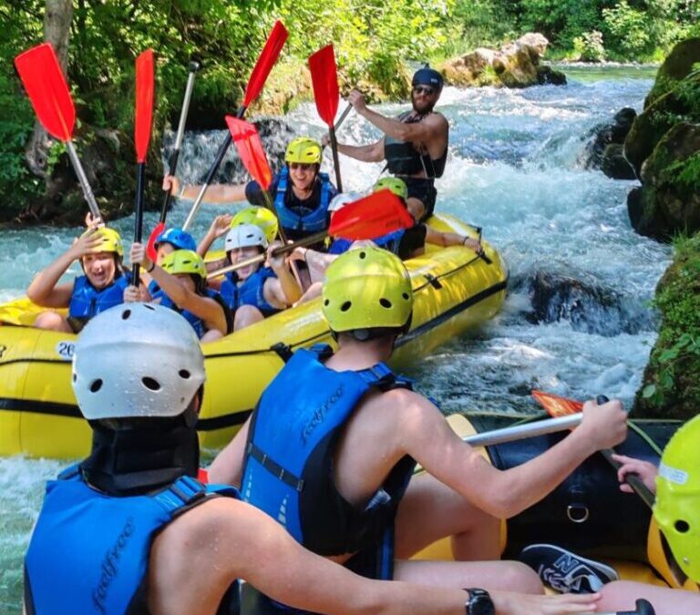 Rafting na Cetini – snaga zajedništva u prirodi